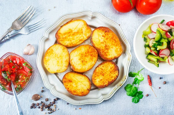Печеный Картофель Солью Специями Тарелке — стоковое фото