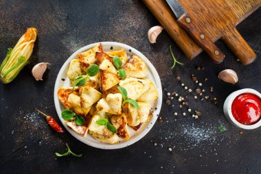 Kızarmış pattison ve sosu masada.