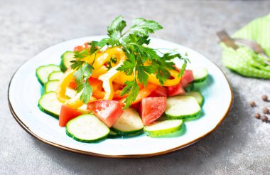 Salata, domates ve salatalık tabakta.