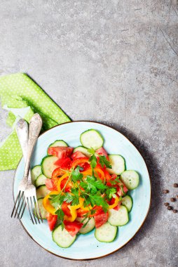 Salata, domates ve salatalık tabakta.