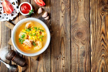 Karides çorbası, karides çorbası ve mısır.