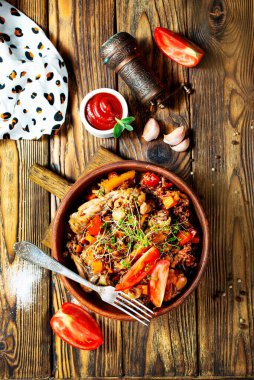 Sebzeli kızarmış et ve kahverengi pirinç.