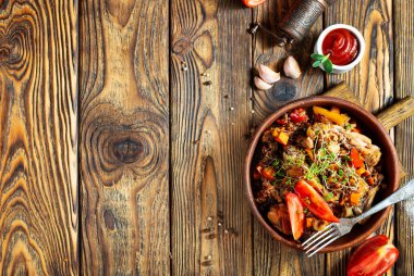 Sebzeli kızarmış et ve kahverengi pirinç.