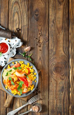 Kızarmış karides ve haşlanmış mısır, karidesli salata.