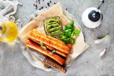 Pesta soslu kızarmış sosis, tabakta sosis.