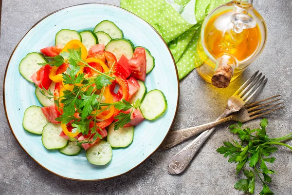 Salade Met Tomaat Komkommers Bord — Stockfoto