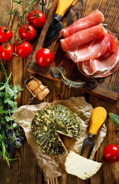 Ham aromalı peynir ve taze domates.