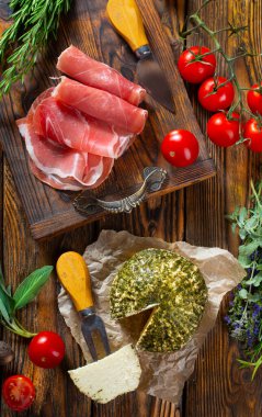 Ham aromalı peynir ve taze domates.