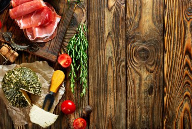 Ham aromalı peynir ve taze domates.