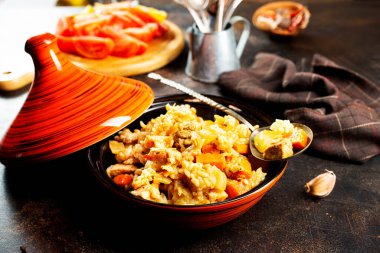 Geleneksel Özbek pilavlı Tagine. etli pilav