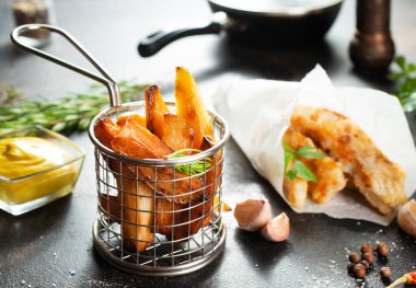 Geleneksel İngiliz balık ve cipsi masada.