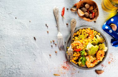 Kızarmış karides ve haşlanmış mısır, karidesli salata.