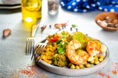 Kızarmış karides ve haşlanmış mısır, karidesli salata.