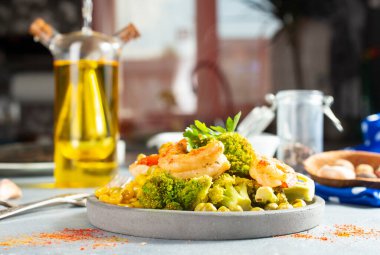 Kızarmış karides ve haşlanmış mısır, karidesli salata.