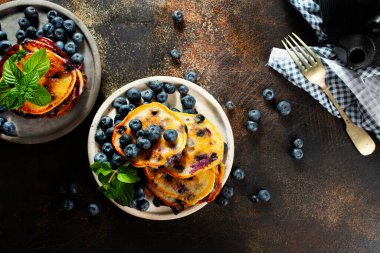 Tabakta yaban mersinli gözleme, taze meyveli tatlı gözleme.