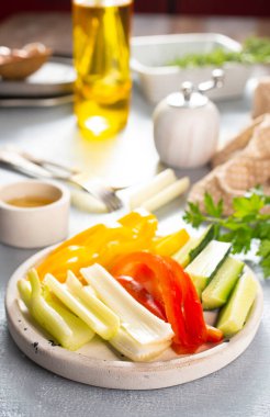 Lezzetli sebze çubukları salatalık, kırmızı ve sarı biber, kereviz