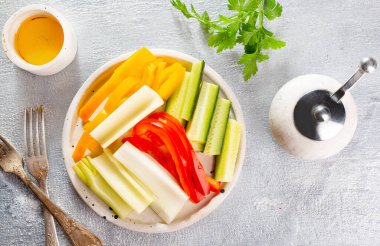 Lezzetli sebze çubukları salatalık, kırmızı ve sarı biber, kereviz