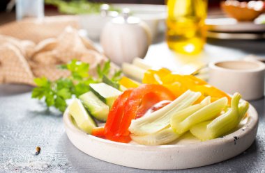 Lezzetli sebze çubukları salatalık, kırmızı ve sarı biber, kereviz