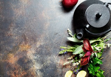 Çay için aroma otlu çaydanlık.