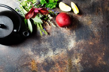 Çay için aroma otlu çaydanlık.