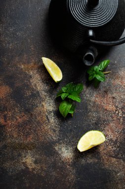 Çay için aroma otlu çaydanlık.