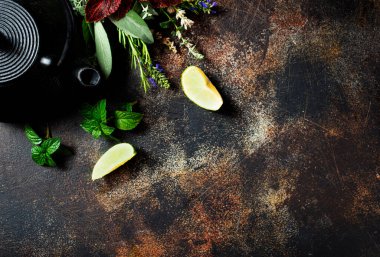 Çay için aroma otlu çaydanlık.