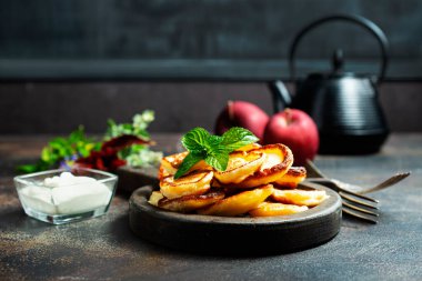 Kahvaltıda mini gözleme gevreği. Kahvaltıda servis edilen mini gözleme gevreği.