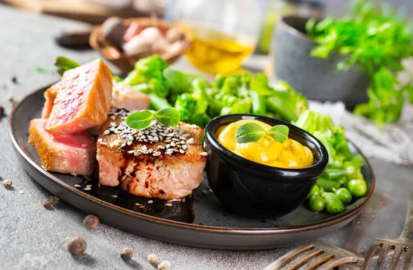 Tuna Steak Vegetables Close Lightly Fried Tuna — Stock Photo, Image