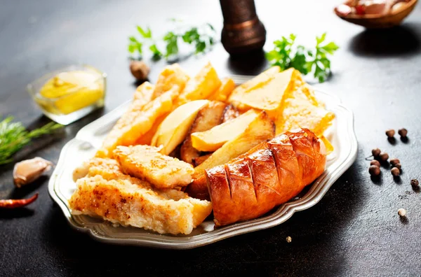 Bratwurst Kartoffelfilet Und Nachos — Stockfoto