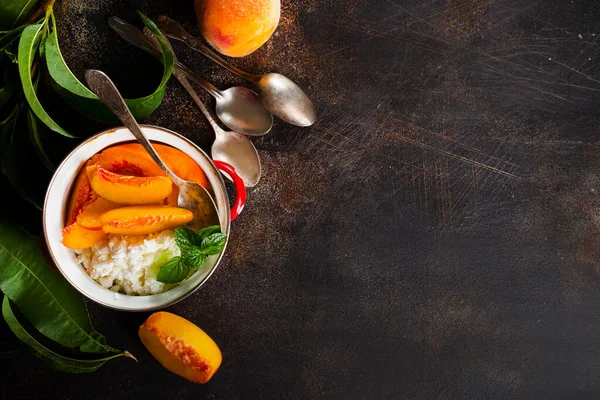 Wiyj kulübesi metal kasede taze şeftali