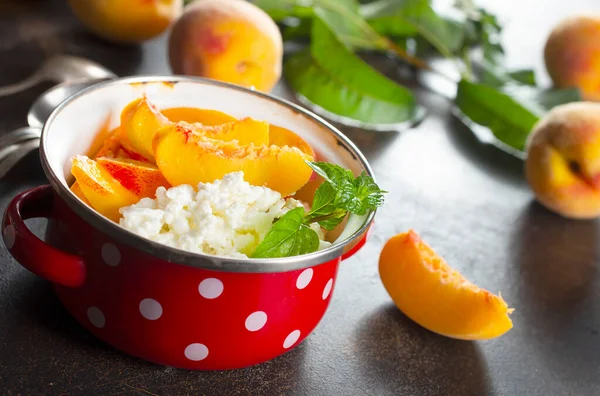 Wiyj kulübesi metal kasede taze şeftali