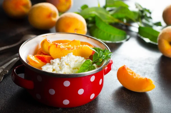 Wiyj kulübesi metal kasede taze şeftali