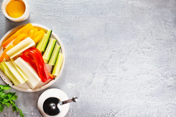 Lezzetli sebze çubukları salatalık, kırmızı ve sarı biber, kereviz