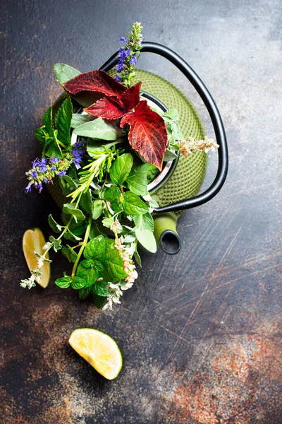 Bule Chá Com Erva Aroma Chá Uma Mesa — Fotografia de Stock