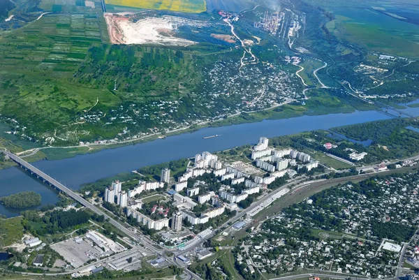 Die Gemütliche Kleine Moderne Stadt Ufer Des Flusses Luftaufnahme lizenzfreie Stockbilder