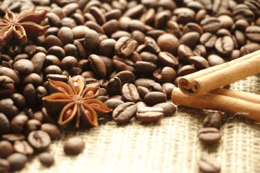 Baharat kahverengi çuval bezi zemin üzerine kavrulmuş kahve çekirdekleri Anason yıldız ve tarçın. Metin için kopya yer ile. Sıcak kahverengi turuncu renkler.