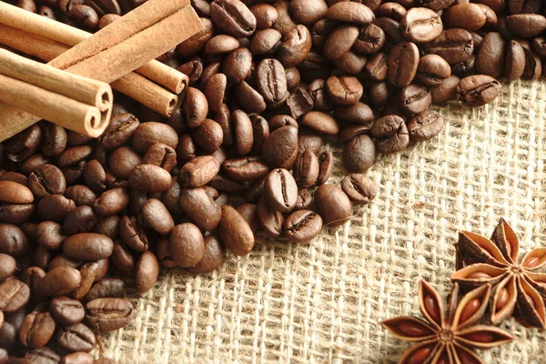 Palonych Ziaren Kawy Tle Brązowy Carvingowa Przyprawa Jako Gwiazdki Anyżu — Zdjęcie stockowe