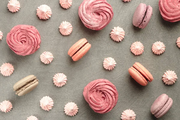 Süßigkeiten Auf Grauem Betongrund Macarons Eibisch Und Baiser Verschiedenen Pastellfarben — Stockfoto