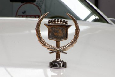 Kharkiv, Ukrayna - 19 Mayıs 2018: retro araba Cadillac Eldorado 1984 yılında üretilen 2018 Kharkiv, Ukrayna üzerinde 19 Mayıs 2018 yılında vintage arabalar Kharkiv Retro ralli - Festivali'nde sunulmaktadır hood süs kapat