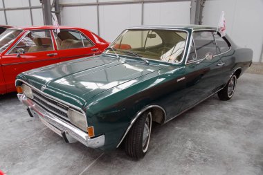 Kharkiv, Ukrayna - 19 Mayıs 2018: Retro araba Opel Rekord C 1969 yılında üretilen vintage arabalar Kharkiv Retro ralli - Festivali'nde 2018 Kharkiv, Ukrayna 19 Mayıs 2018 üzerinde sunulur