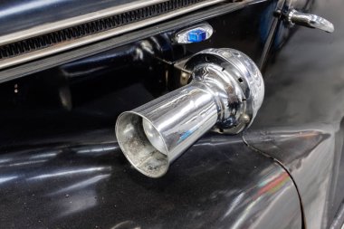 Kharkiv, Ukrayna - 19 Mayıs 2018: araba Siyah Bmw 1949 yılında üretilen 340 vintage arabalar Kharkiv Retro ralli - Festivali'nde 2018 Kharkiv, Ukrayna üzerinde 19 Mayıs 2018 yılında sunulan klakson korna kapat