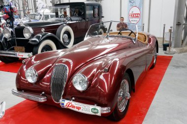 Kharkiv, Ukrayna - 19 Mayıs 2018: Retro araba Jaguar Xk 1950 yılında üretilen 120 vintage arabalar Kharkiv Retro ralli - Festivali'nde 2018 Kharkiv, Ukrayna 19 Mayıs 2018 üzerinde sunulur