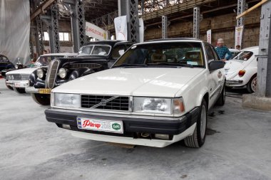 Kharkiv, Ukrayna - 19 Mayıs 2018: Retro araba beyaz Volvo 780 1990 yılında üretilen Bertone vintage arabalar Kharkiv Retro ralli - Festivali'nde 2018 Kharkiv, Ukrayna 19 Mayıs 2018 üzerinde sunulur