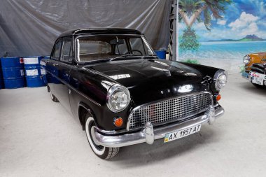 Kharkiv, Ukrayna - 19 Mayıs 2018: Retro araba siyah Ford Konsül Mark II 1957 yılında üretilen 2018 Kharkiv, Ukrayna üzerinde 19 Mayıs 2018 yılında vintage arabalar Kharkiv Retro ralli - Festivali'nde sunulan