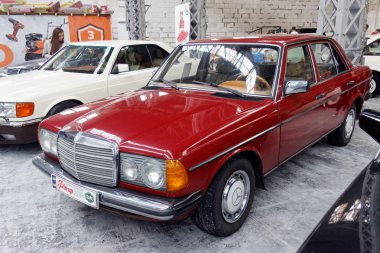 Kharkiv, Ukrayna - 19 Mayıs 2018: Retro araba kırmızı Mercedes-Benz W123 1977 yılında üretilen 2018 Kharkiv, Ukrayna üzerinde 19 Mayıs 2018 yılında vintage arabalar Kharkiv Retro ralli - Festivali'nde sunulan