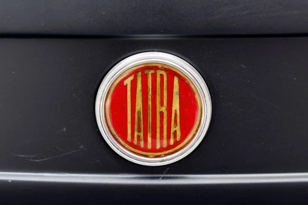 Kharkiv, Ukrayna - 19 Mayıs 2018: kukuleta süs Tatra T-613 1992 yılında üretilen vintage arabalar Kharkiv Retro ralli - Festivali'nde 2018 Kharkiv, Ukrayna üzerinde 19 Mayıs 2018 yılında sunulan retro araba siyah yakın çekim