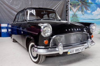 Kharkiv, Ukrayna - 19 Mayıs 2018: Retro araba siyah Ford Konsül Mark II 1957 yılında üretilen 2018 Kharkiv, Ukrayna üzerinde 19 Mayıs 2018 yılında vintage arabalar Kharkiv Retro ralli - Festivali'nde sunulan