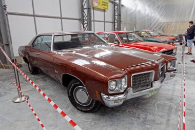 Kharkiv, Ukrayna - 19 Mayıs 2018: Retro araba Oldsmobile Delta 88 1971 yılında üretilen vintage arabalar Kharkiv Retro ralli - Festivali'nde 2018 Kharkiv, Ukrayna 19 Mayıs 2018 üzerinde sunulur