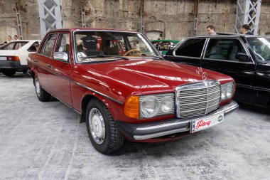 Kharkiv, Ukrayna - 19 Mayıs 2018: Retro araba kırmızı Mercedes-Benz W123 1977 yılında üretilen 2018 Kharkiv, Ukrayna üzerinde 19 Mayıs 2018 yılında vintage arabalar Kharkiv Retro ralli - Festivali'nde sunulan