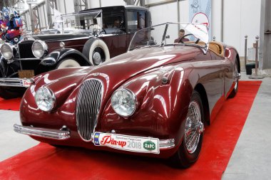 Kharkiv, Ukrayna - 19 Mayıs 2018: Retro araba Jaguar Xk 1950 yılında üretilen 120 vintage arabalar Kharkiv Retro ralli - Festivali'nde 2018 Kharkiv, Ukrayna 19 Mayıs 2018 üzerinde sunulur